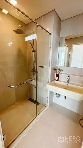 คอนโด ให้เช่าในWatthana, Bangkok - ห้องน้ำร่วมสมัย มีฝักบัวเรนชาวเวอร์และอ่างล้างหน้าแบบแขวนผนัง