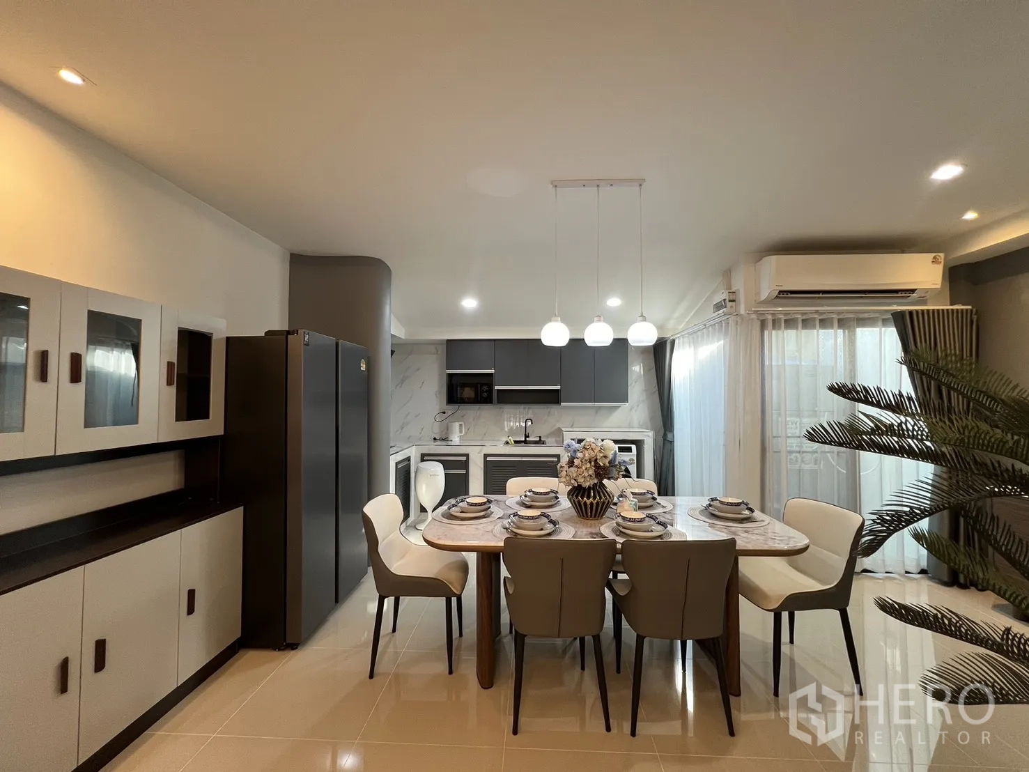 联排别墅 for rent in Bang Phli, Samut Prakan - 宽敞厨房餐区，灰色橱柜、吊灯与空调一应俱全。