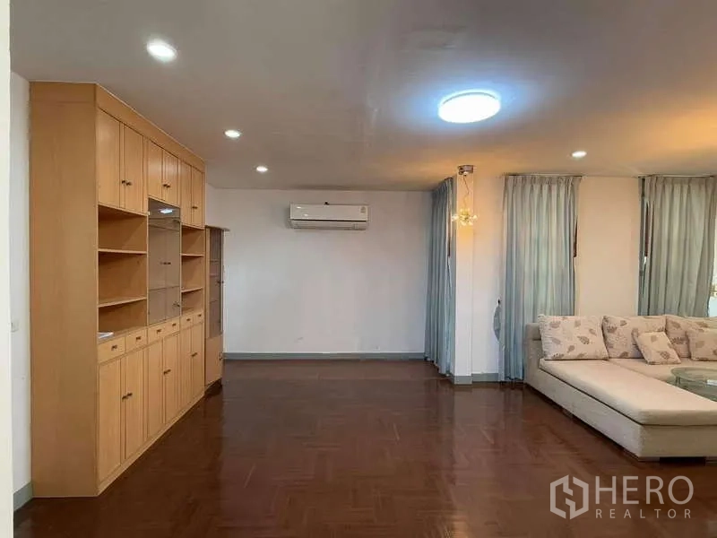 独立式住宅 出租在Bang Kapi, Bangkok - 客厅带木质内置柜与壁挂空调。
