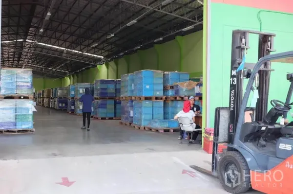 คลังสินค้า ให้เช่าในBan Phaeo, Samut Sakhon - รถโฟล์คลิฟต์ที่ทางเข้าขนถ่ายสินค้า ข้างพาเลทพันฟิล์ม ภายในทางเดินโกดังกว้างและสว่าง