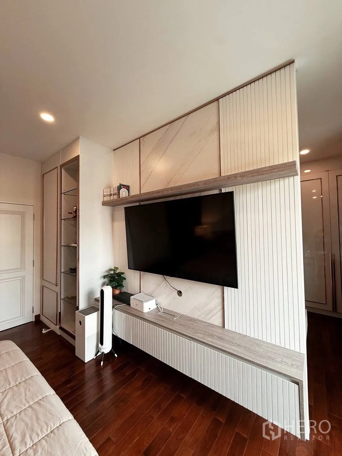 Detached House for rent or sale in Wang Thonglang, Bangkok - Bedroom feature wall with mounted TV, floating console and shelving.