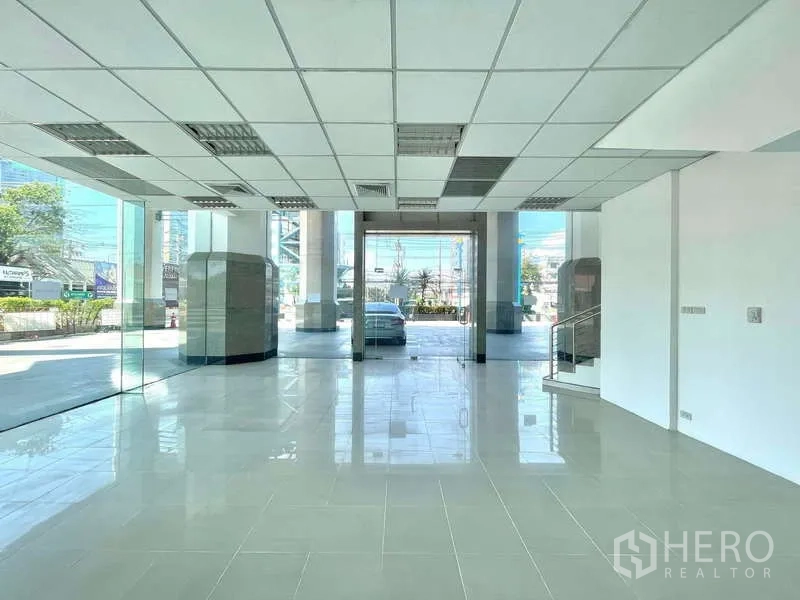 Retail Space for rent in Yan Nawa, Bangkok - Spacious retail interior facing the street through full-height glass entrance.