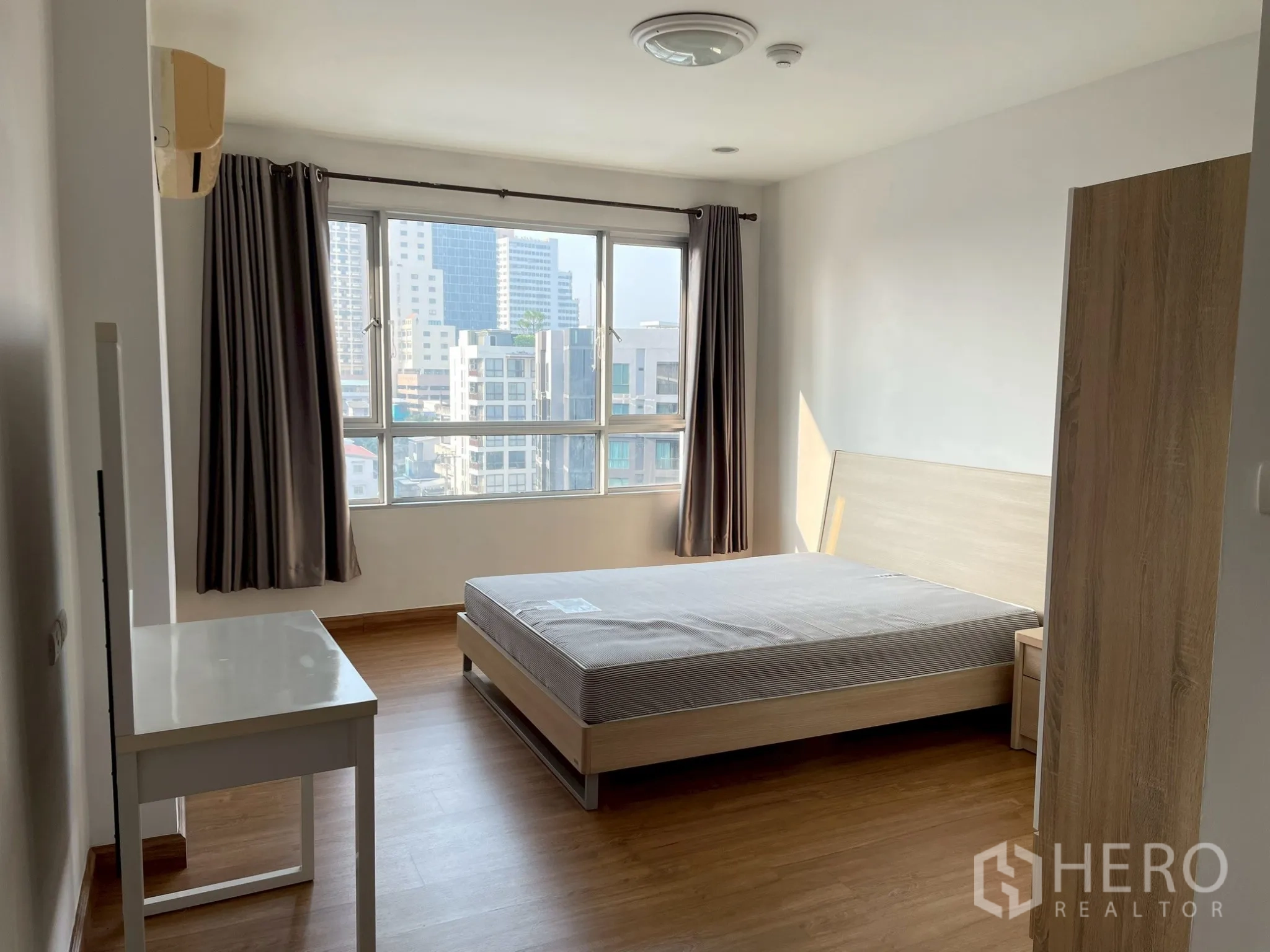 อพาร์ทเมนท์ for rent in Khlong Toei, Bangkok - ห้องนอนสว่าง เตียงและหน้าต่างมองเห็นวิวเมือง