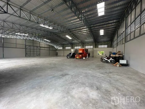 คลังสินค้า ให้เช่าในBang Bua Thong, Nonthaburi - พื้นที่ภายในโกดังโปร่งกว้าง หลังคาโครงเหล็กสูง มีช่องแสง และพื้นคอนกรีตเรียบ