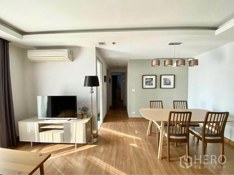 คอนโด ให้เช่าในHuai Khwang, Bangkok - ห้องนั่งเล่นมีชั้นวางทีวี โคมไฟยาว และชุดโต๊ะอาหารรับแสงธรรมชาติ