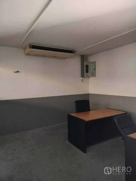 货栈 出租在Lat Krabang, Bangkok - 办公室内桌椅与壁挂式空调