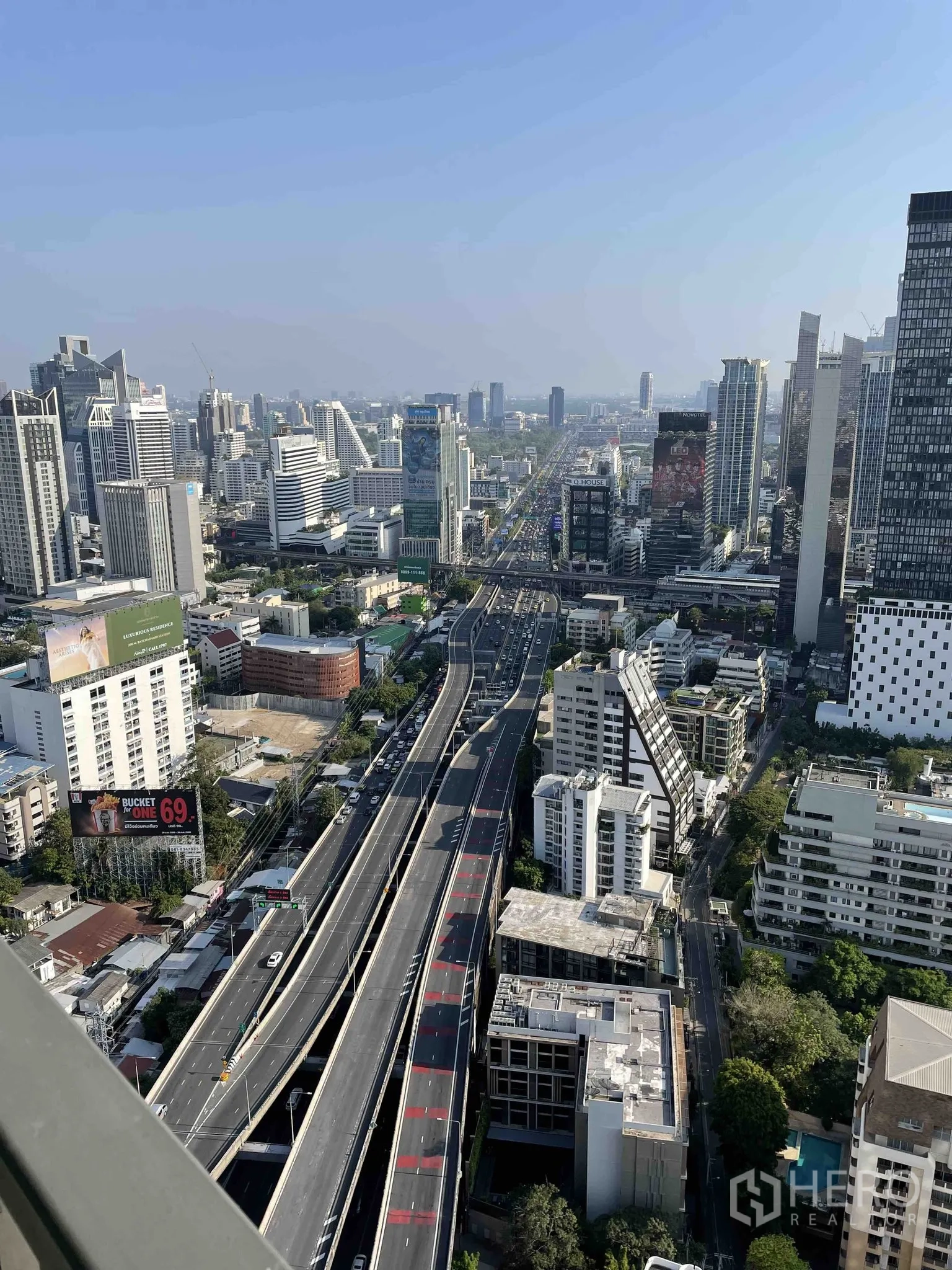 公寓 for rent in Pathum Wan, Bangkok - 高楼层视角，俯瞰高速路与曼谷市中心天际线。