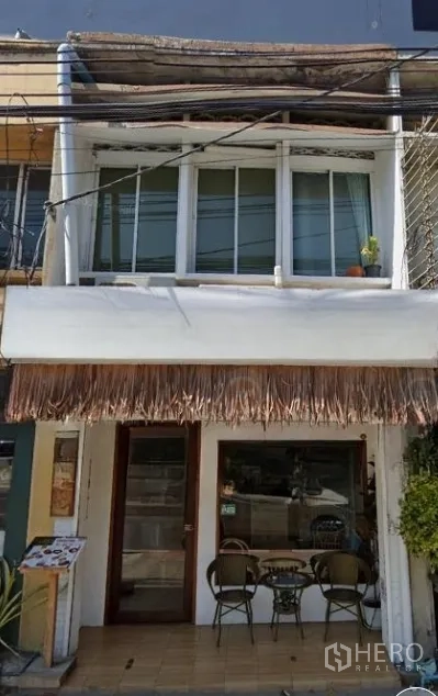 อาคารพาณิชย์ ให้เช่าในWatthana, Bangkok - อาคารพาณิชย์ 2 ชั้นย่านเอกมัย ด้านหน้าเป็นกระจก มีระเบียงและชุดที่นั่งหน้าร้าน