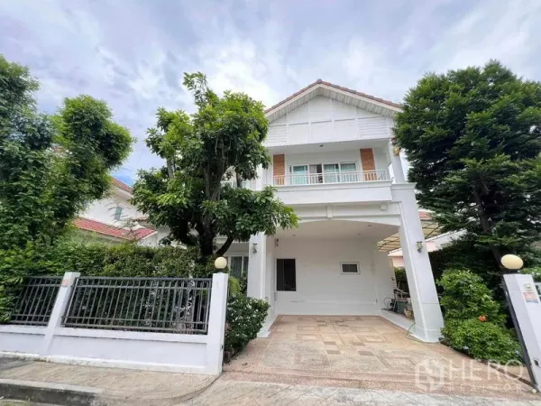 独立式住宅 出租在Lat Krabang, Bangkok - 房屋正立面，带车棚、围栏与葱郁绿化