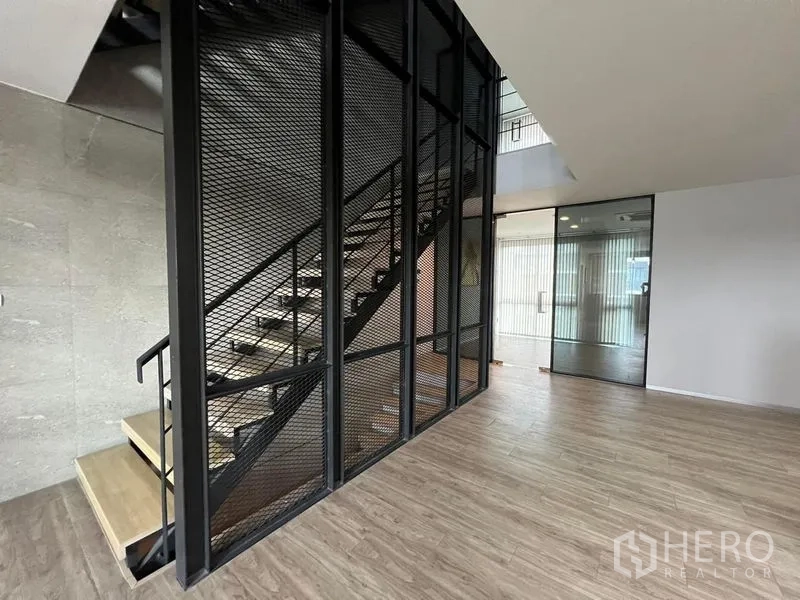 带办公室的家 出租在Bueng Kum, Bangkok - 一层空间，网格楼梯围合与玻璃入户门。