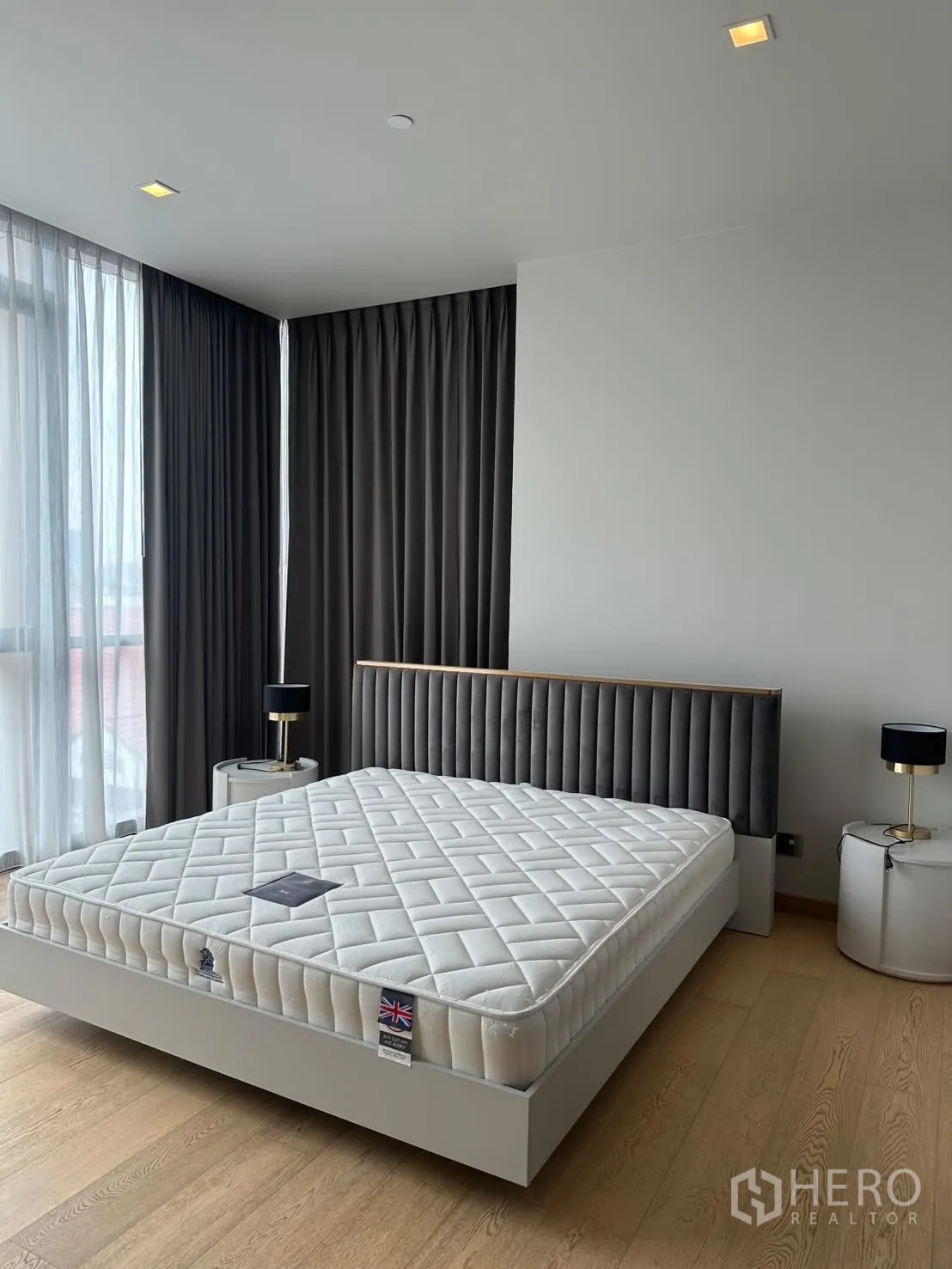 คอนโด for rent or sale in Watthana, Bangkok - ห้องนอนหลักเตียงคิงพร้อมโต๊ะข้างและหน้าต่างมุมบานใหญ่.