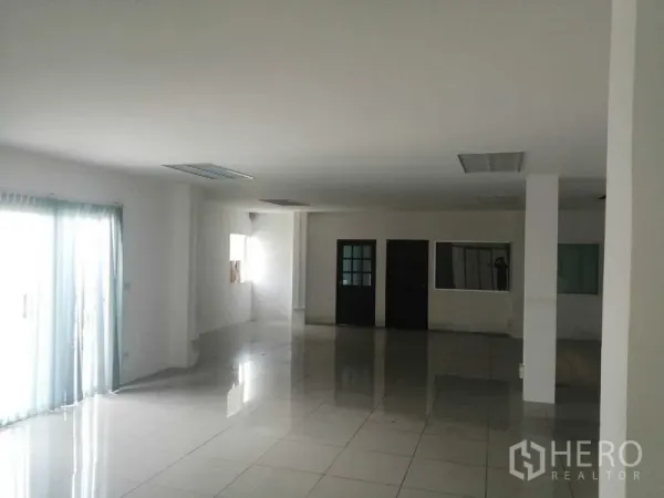 Factory for rent or sale in Bang Phli, Samut Prakan - Bright office area inside the factory with tiled floors, windows and fluorescent lighting.