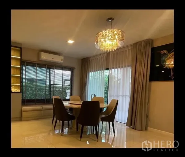 独立式住宅 出租在Bang Phli, Samut Prakan - 餐厅配圆桌、水晶吊灯与推拉玻璃门