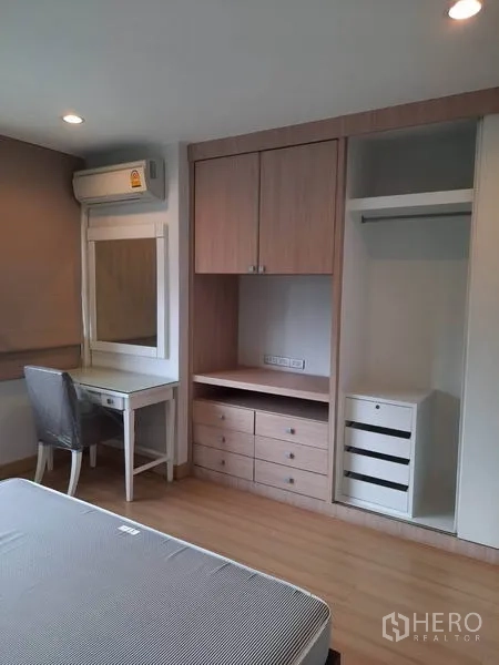 Condominium for rent in Watthana, Bangkok - Built-in wardrobe with drawers, open hanging space and a dressing table with mirror.