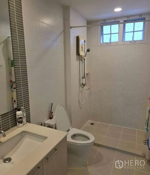 联排别墅 出售在Watthana, Bangkok - 卫浴带步入式淋浴、窗户与现代洗手台