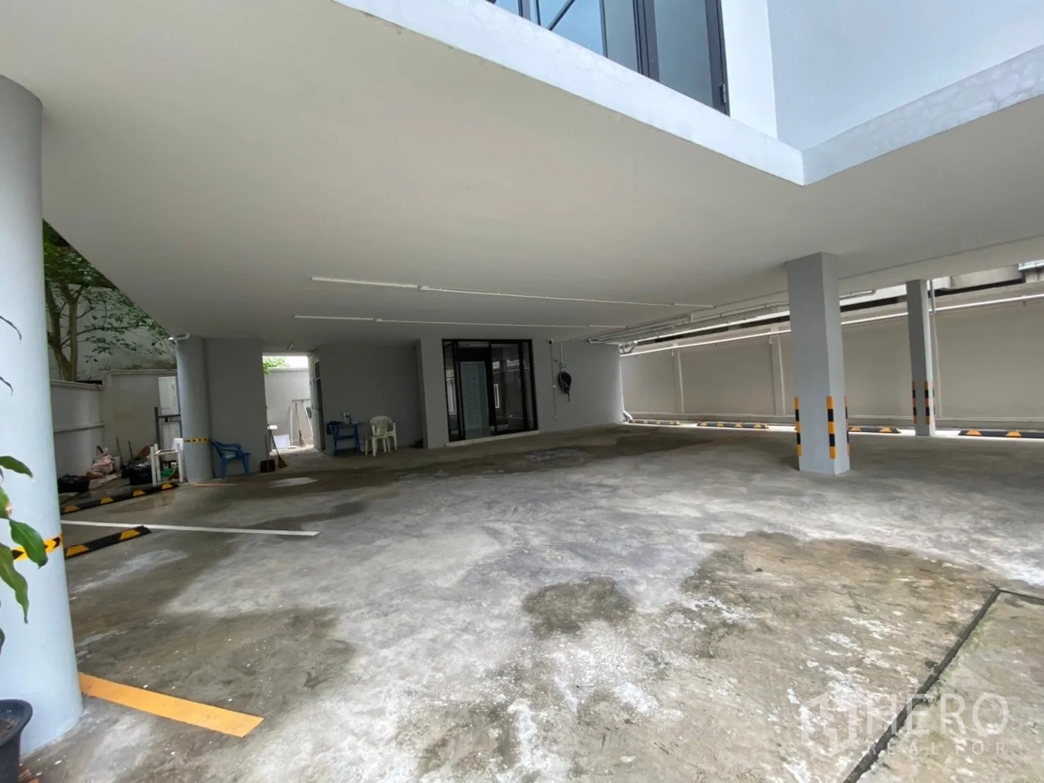 带办公室的家 出租或出售在Watthana, Bangkok - 建筑下方的有顶停车区，设多处车位。