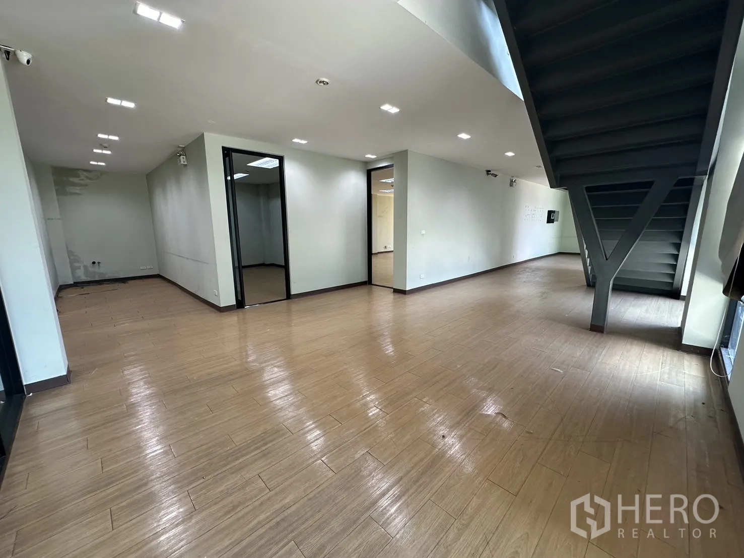 带办公室的家 出租在Prawet, Bangkok - 一层宽敞办公区，设内部分房与钢结构楼梯。