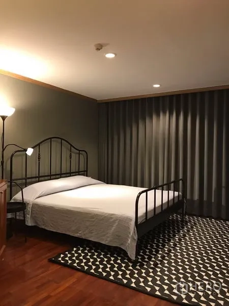 公寓 出售在Watthana, Bangkok - 卧室配金属床架、深色窗帘与几何地毯