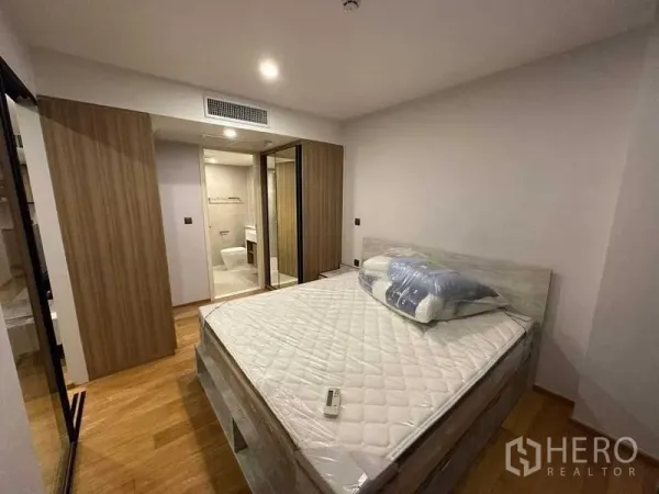公寓 出租在Pathum Wan, Bangkok - 主卧配双人床、镜面衣柜与套内卫浴