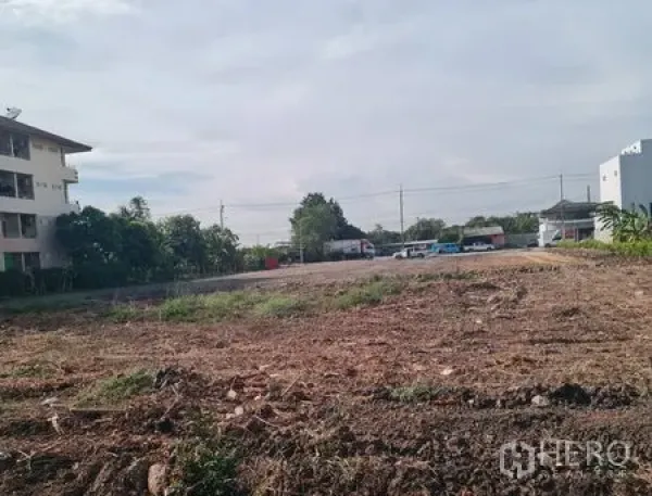 Warehouse for rent in Lat Krabang, Bangkok - Cleared level land with open yard space and neighboring low-rise buildings in the Lat Krabang industrial area.