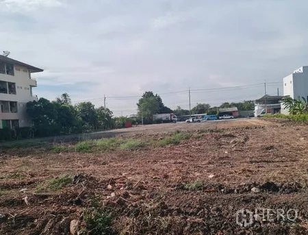 Warehouse for rent in Lat Krabang, Bangkok - Cleared level land with open yard space and neighboring low-rise buildings in the Lat Krabang industrial area.