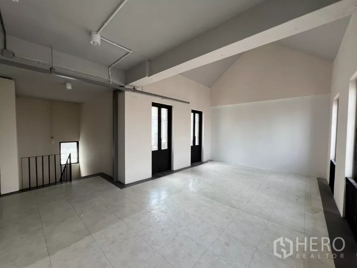 带办公室的家 出租在Pathum Wan, Bangkok - 顶层大厅，斜屋顶与瓷砖地面。