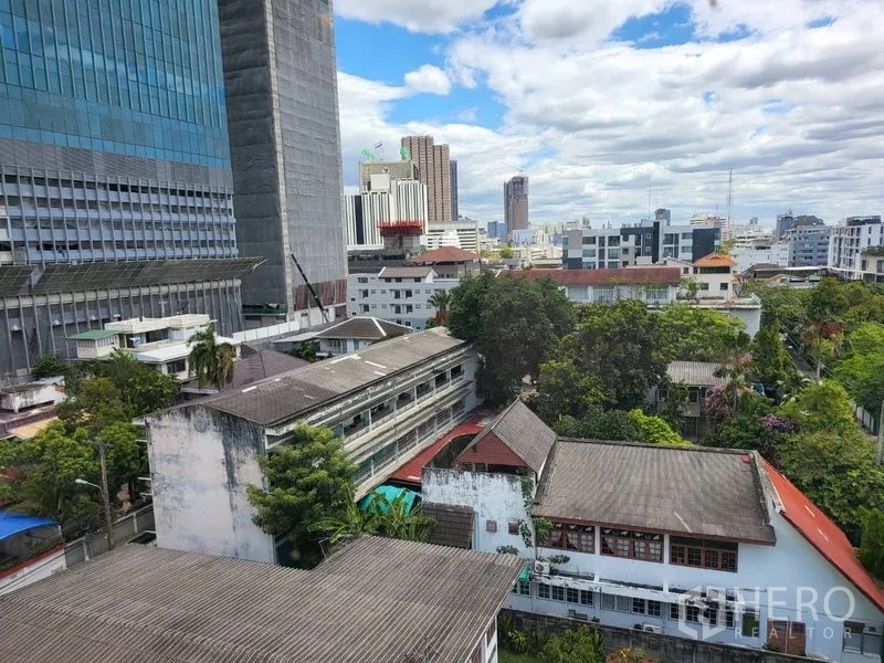 Condominium for rent or sale in Phaya Thai, Bangkok - Open city view over Phaya Thai skyline and greenery from a high-floor window.