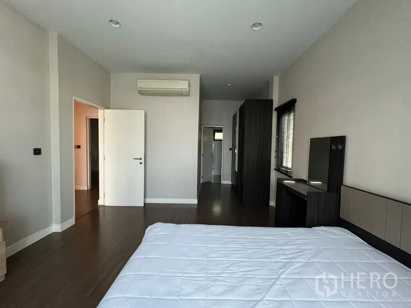 Detached House for rent or sale in Bang Kapi, Bangkok - Primary bedroom showing built-in wardrobes and en-suite access.