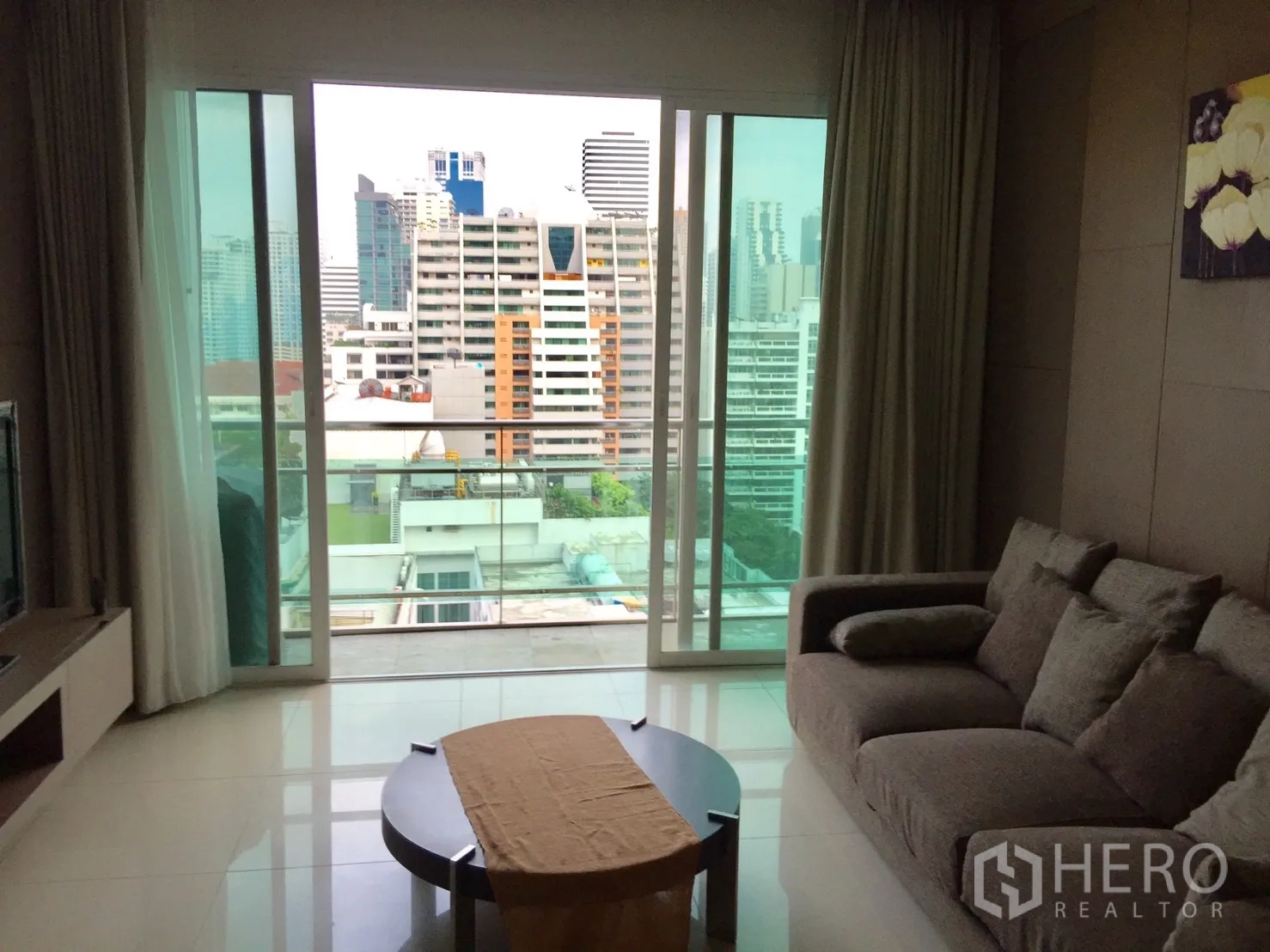 คอนโด ให้เช่าในWatthana, Bangkok - ห้องนั่งเล่นสว่างพร้อมโซฟา โต๊ะกลาง และประตูกระจกบานเลื่อนออกสู่ระเบียงวิวเมืองกรุงเทพฯ