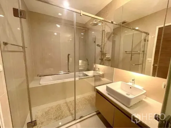 คอนโด ให้เช่าในRatchathewi, Bangkok - ห้องน้ำพร้อมฉากกั้นกระจก อ่างอาบน้ำ และอ่างล้างหน้าเคาน์เตอร์