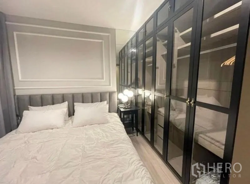 公寓 出租在Ratchathewi, Bangkok - 主卧配软包床与通顶玻璃衣柜。