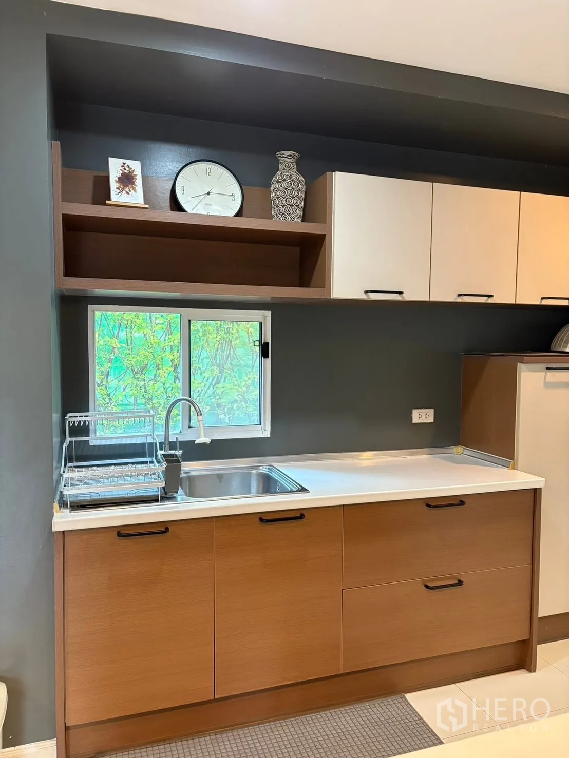 บ้านเดี่ยว for rent in Prawet, Bangkok - ครัวแพนทรีพร้อมอ่างล้างจานและตู้เก็บของบิวท์อิน