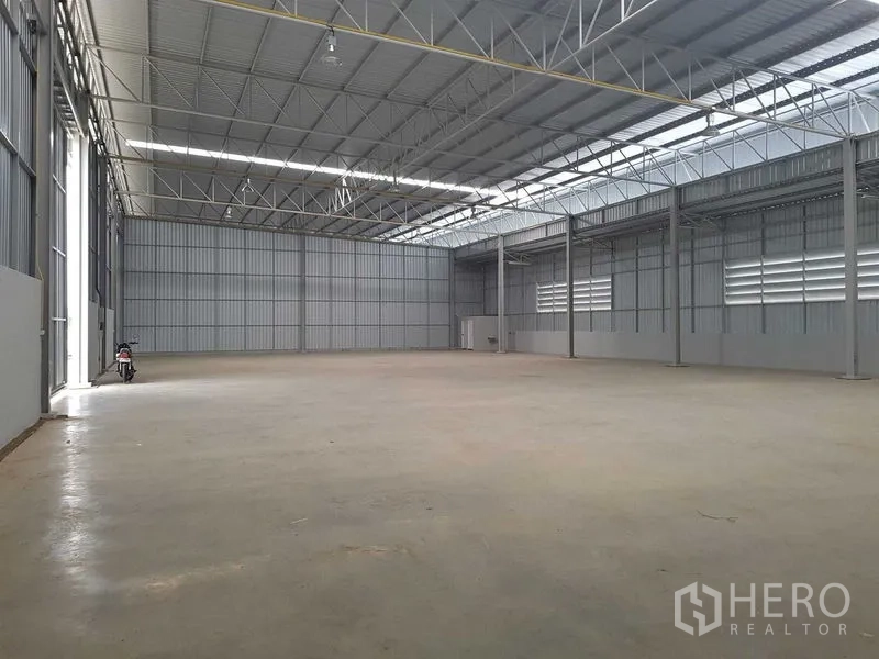 Warehouse for rent in Lat Krabang, Bangkok - Open-plan warehouse interior with ventilation louvers and multiple entry points.