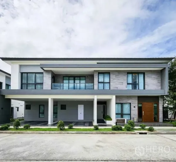 独立式住宅 出售在Bang Phli, Samut Prakan - 现代两层立面，宽阳台与有顶车位