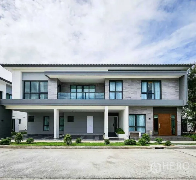 独立式住宅 出售在Bang Phli, Samut Prakan - 现代两层立面，宽阳台与有顶车位