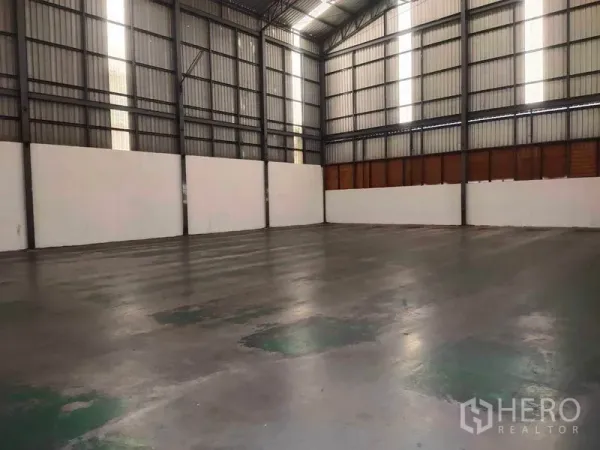 Warehouse for rent in Mueang Samut Sakhon, Samut Sakhon - Clear-span storage area with skylights and high gable roof for efficient racking.