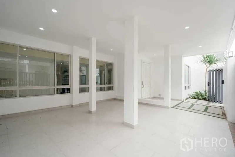 独立式住宅 出售在Watthana, Bangkok - 覆盖车棚与前廊，玻璃窗与白色立柱