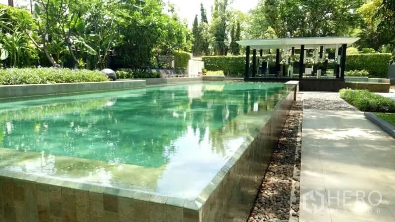 คอนโด ให้เช่าหรือขายในWatthana, Bangkok - สระว่ายน้ำกลางแจ้งท่ามกลางสวนเขียวขจีและศาลาพักผ่อน