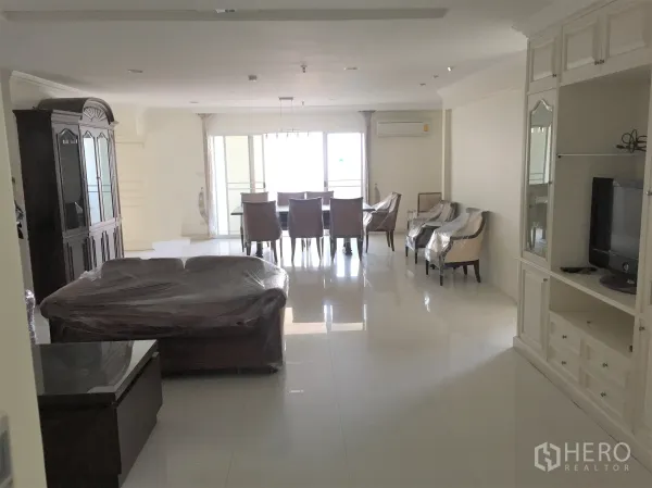 公寓 出租在Watthana, Bangkok - 宽敞的客餐厅，落地窗连通阳台，带内置柜。