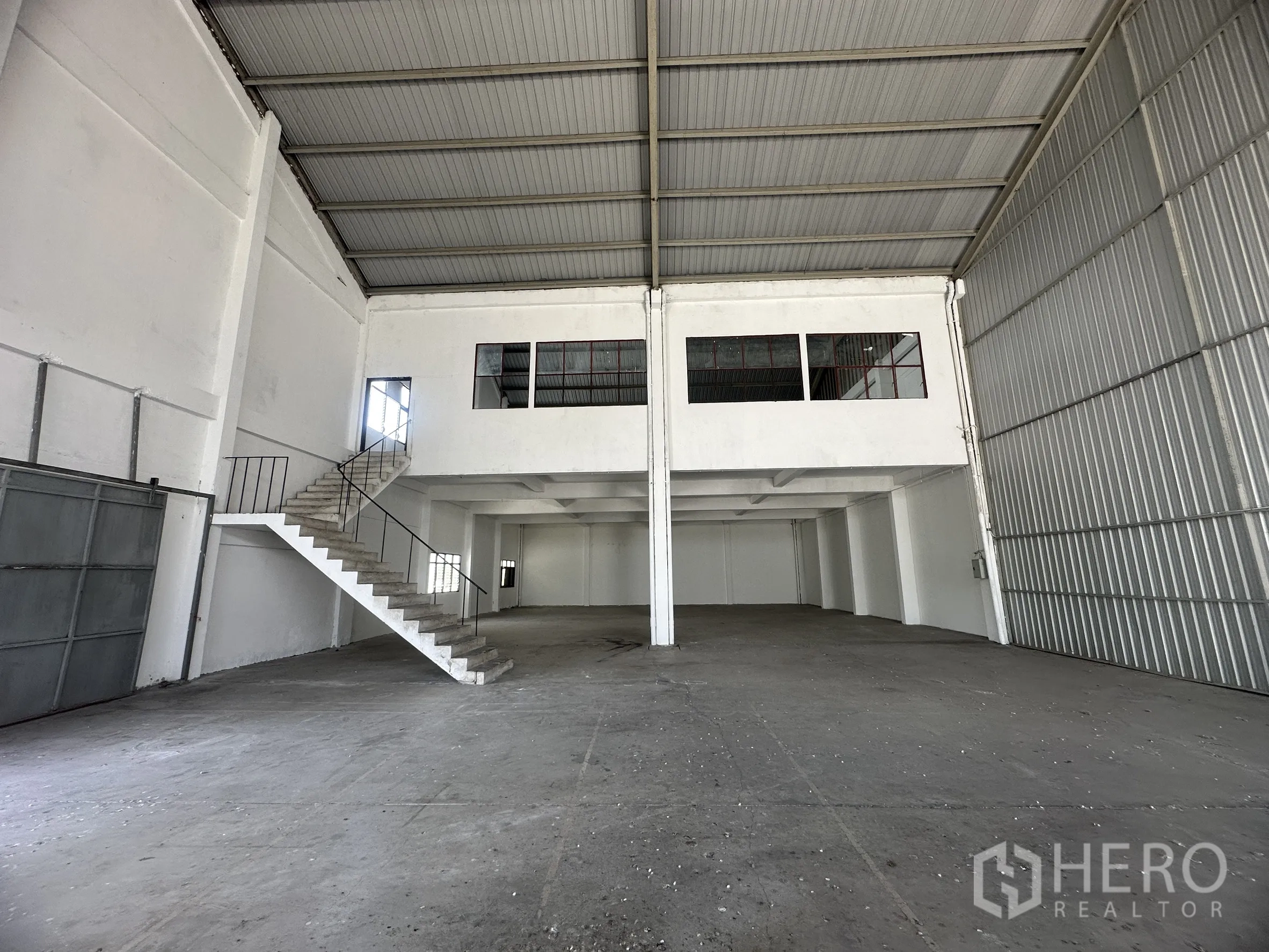 โรงงาน for rent in Mueang Samut Prakan, Samut Prakan - พื้นโรงงานแบบไร้เสากลาง ใต้หลังคาสูง พร้อมออฟฟิศชั้นลอยและทางขึ้นบันได