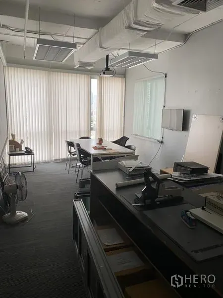 Office Space for rent in Khlong Toei, Bangkok - Private meeting room with long table, projector, and floor-to-ceiling blinds with a city view.