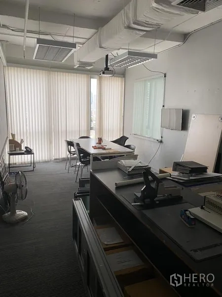 Office Space for rent in Khlong Toei, Bangkok - Private meeting room with long table, projector, and floor-to-ceiling blinds with a city view.