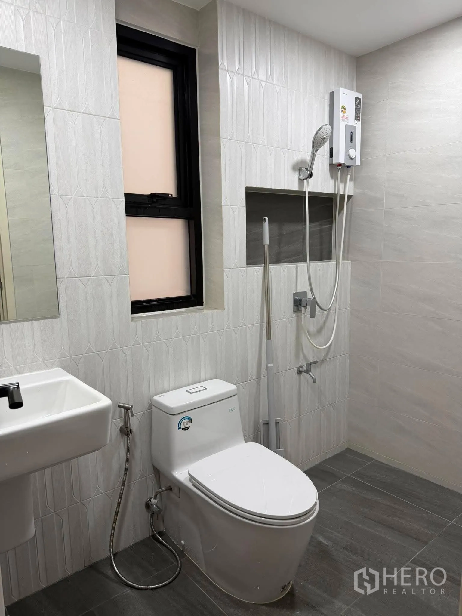 家庭办公室 for rent in Phra Khanong, Bangkok - 浴室带电热水器、坐便和瓷砖墙面。