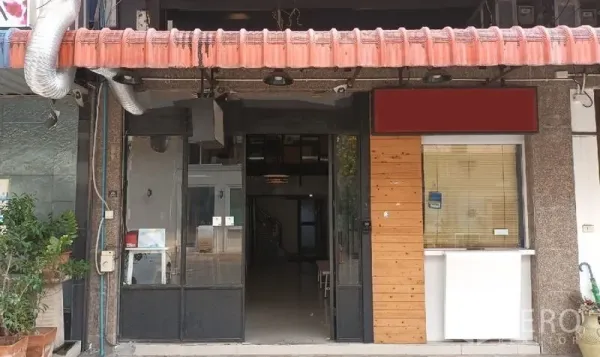 零售空间 出租在Watthana, Bangkok - 临街店面，宽幅玻璃门、展示窗与金属框入口，设有遮阳篷。