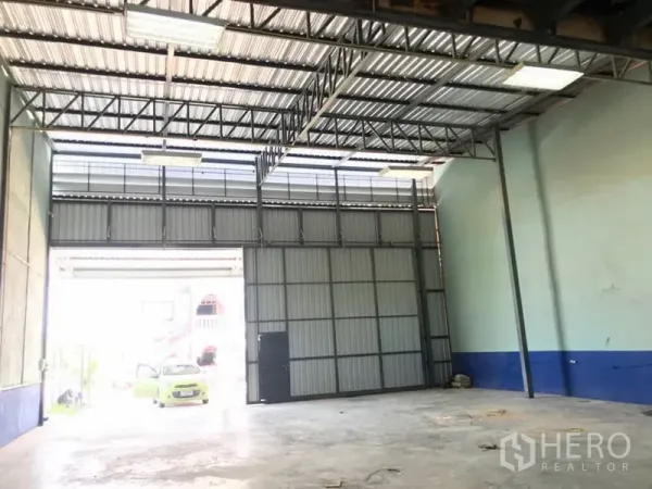 货栈 出租在Lat Krabang, Bangkok - 高挑钢桁架屋顶的仓库内部，超大推拉门与混凝土地面