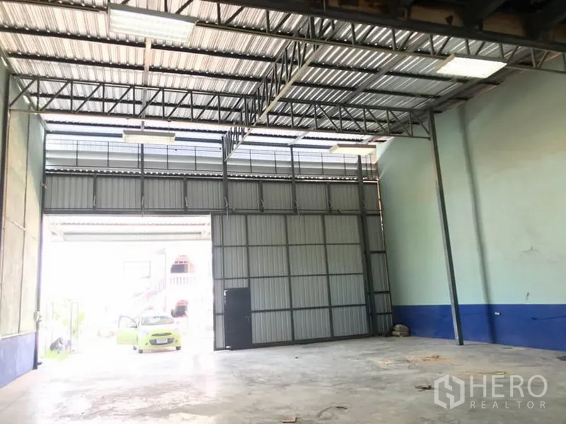 货栈 出租在Lat Krabang, Bangkok - 高挑钢桁架屋顶的仓库内部，超大推拉门与混凝土地面
