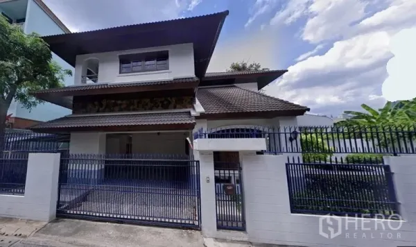 บ้าน ให้เช่าในWatthana, Bangkok - มุมมองด้านหน้าบ้านเดี่ยวพร้อมรั้วและหลังคากระเบื้อง