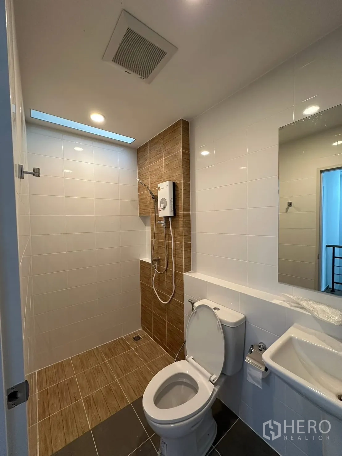 ทาวน์เฮาส์ for rent in Bang Phli, Samut Prakan - ห้องน้ำสมัยใหม่ โซนอาบน้ำพร้อมเครื่องทำน้ำอุ่น กระเบื้องสีขาวตัดสีน้ำตาล