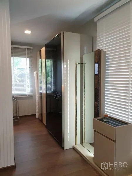 Detached House for rent in Bang Phli, Samut Prakan - Walk-in closet corridor with mirrored wardrobes and dressing area.