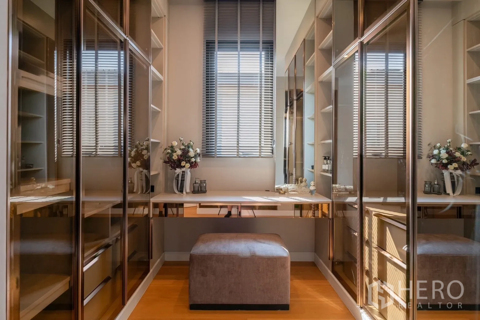 Detached House for rent or sale in Saphan Sung, Bangkok - Walk-in wardrobe with mirrored cabinets, vanity and ottoman.